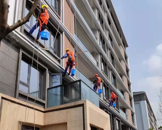 高空作业外墙清洗：严守标准规范 筑牢安全专业防线